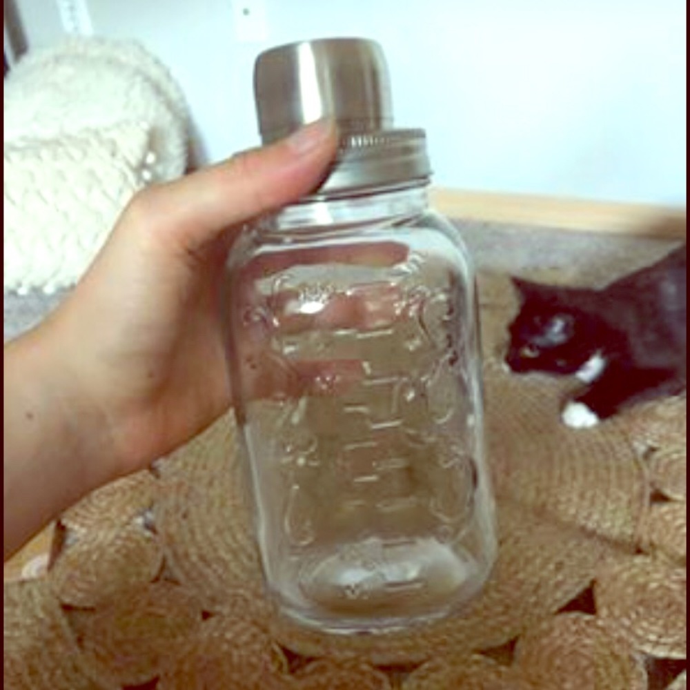 Mason jar cocktail shaker